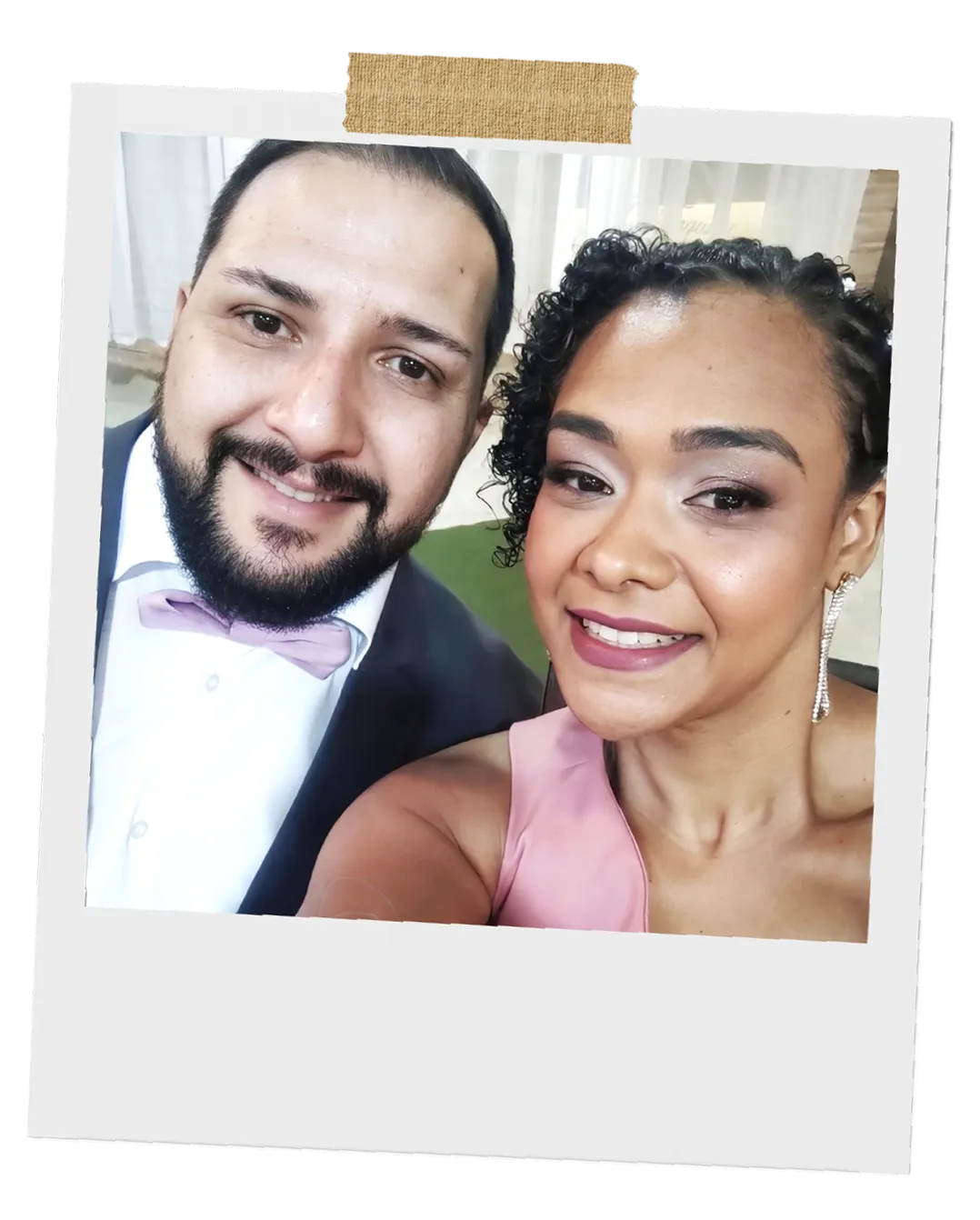 Polaroid com duas pessoas fazendo careta com máscaras faciais, iluminadas por luz interna.